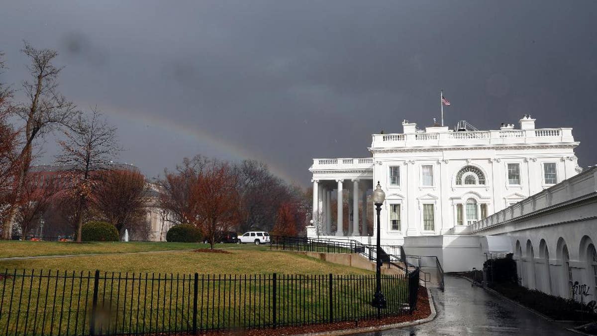 Kantor Penasihat Gedung Putih memiliki staf tim pengacara
