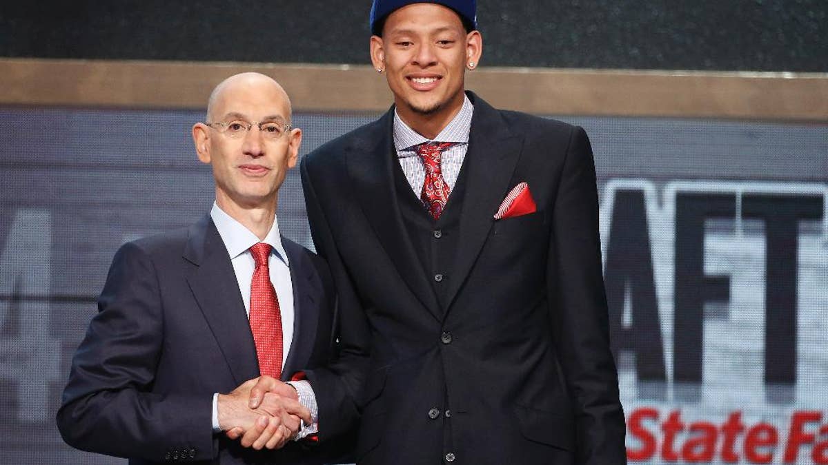NBA membuat pilihan khusus dalam draft, memilih Isaiah Austin yang karir bermainnya telah berakhir