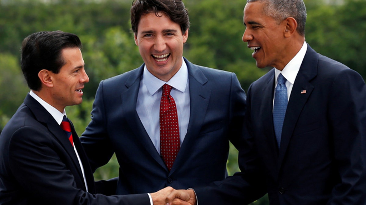 (L-R) Mexico's President Enrique Pena Nieto, Canada's Prime Minister Justin Trudeau and U.S. President Barack Obama shake hands while posing for the family photo at the North American Leaders' Summit in Ottawa, Ontario, Canada, June 29, 2016. REUTERS/Chris Wattie TPX IMAGES OF THE DAY - RTX2IXGA