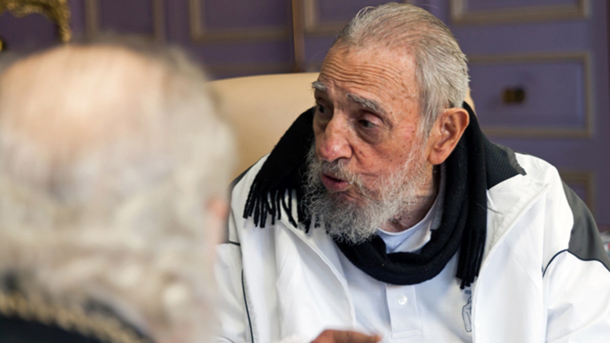 Fidel Castro makes rare public appearance at Havana educational center