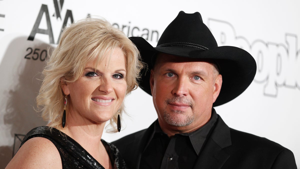 Singers Garth Brooks (R) and Trisha Yearwood pose as they arrive for the Songwriters Hall of Fame awards in New York June 16, 2011.  REUTERS/Lucas Jackson (UNITED STATES - Tags: ENTERTAINMENT) - RTR2NR8A