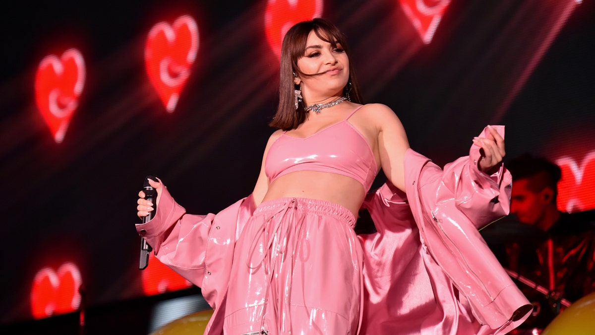 Charli XCX et handout getty