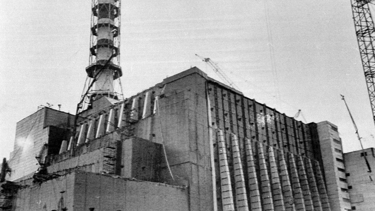 -FILE PHOTO 02DEC86-The number four reactor at the Chernobyl nuclear plant is seen in this December 2, 1986 file photo, after completion of work to entomb it in concrete following the explosion at the plant. Staff from Ukraine's Chernobyl nuclear power station on duty when the plant's fourth reactor exploded 20 years ago honoured on April 21, 2006 colleagues who died in the aftermath and recalled how the disaster shattered their lives. A series of explosions destroyed reactor No. 4 station and several hundred staff and firefighters were thrown into the task of tackling a blaze that burned for 10 days, sending a plume of radiation around the world in the world's worst civil nuclear disaster. - PBEAHUNOREH