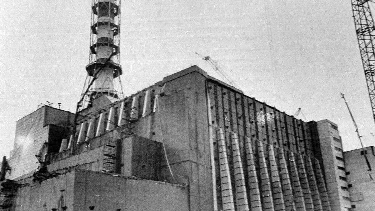 -FILE PHOTO 02DEC86-The number four reactor at the Chernobyl nuclear plant is seen in this December 2, 1986 file photo, after completion of work to entomb it in concrete following the explosion at the plant. Staff from Ukraine's Chernobyl nuclear power station on duty when the plant's fourth reactor exploded 20 years ago honoured on April 21, 2006 colleagues who died in the aftermath and recalled how the disaster shattered their lives. A series of explosions destroyed reactor No. 4 station and several hundred staff and firefighters were thrown into the task of tackling a blaze that burned for 10 days, sending a plume of radiation around the world in the world's worst civil nuclear disaster. - PBEAHUNOREH