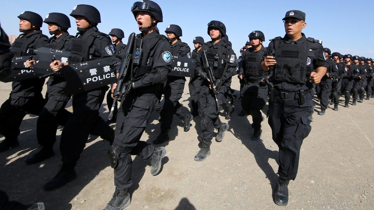 Chinese soldiers participate in an anti-terror drill in Hami, Xinjiang Uighur Autonomous Region, China, July 8, 2017. Picture taken July 8, 2017. REUTERS/Stringer ATTENTION EDITORS - THIS IMAGE WAS PROVIDED BY A THIRD PARTY. CHINA OUT. NO COMMERCIAL OR EDITORIAL SALES IN CHINA. - RC1F68B6C7F0