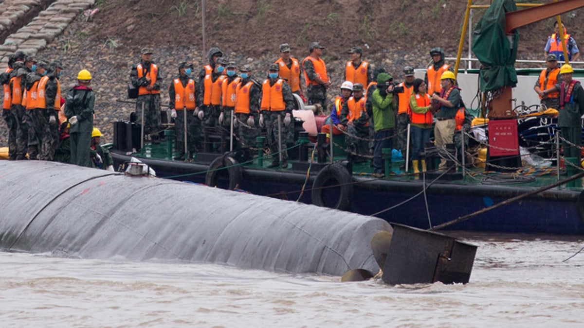 1717483d-China Boat Sinks