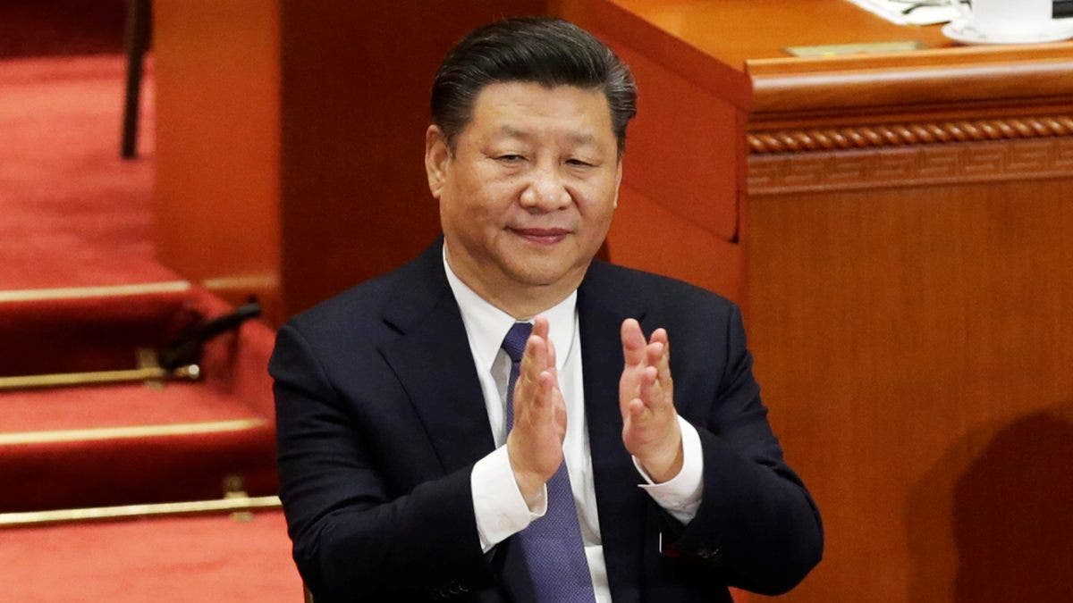 Chinese President Xi Jinping applauds after the parliament passed a constitutional amendment lifting presidential term limits, at the third plenary session of the National People's Congress (NPC) at the Great Hall of the People in Beijing, China March 11, 2018. REUTERS/Jason Lee - RC1ECE64B260