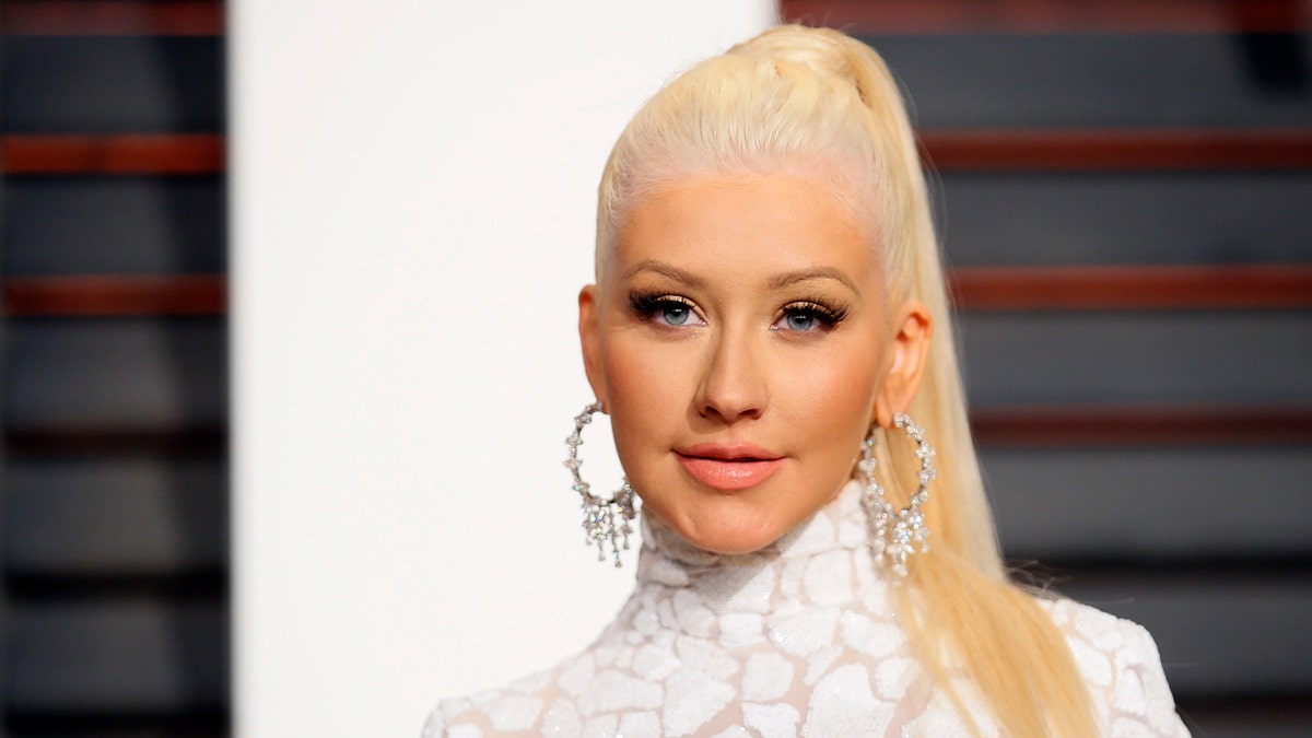 Singer Christina Aguilera arrives at the 2015 Vanity Fair Oscar Party in Beverly Hills, California February 22, 2015. REUTERS/Danny Moloshok (UNITED STATES - Tags:ENTERTAINMENT) (VANITYFAIR-ARRIVALS) - TB3EB2N0J1JGQ