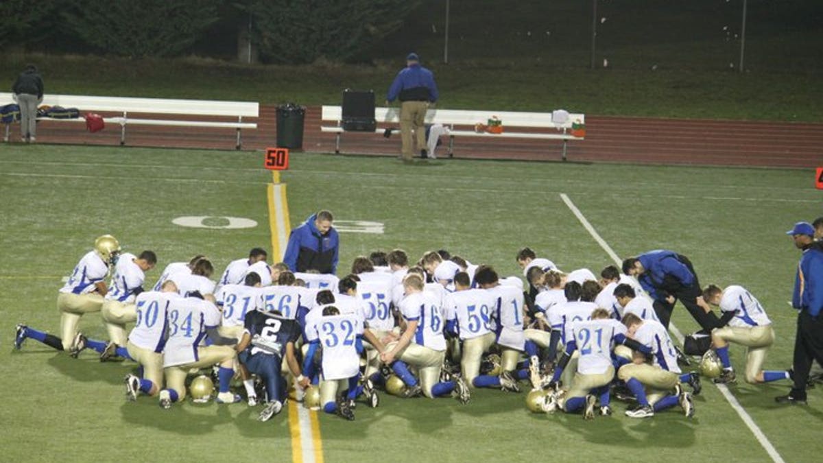 Coach Kennedy3 team prays