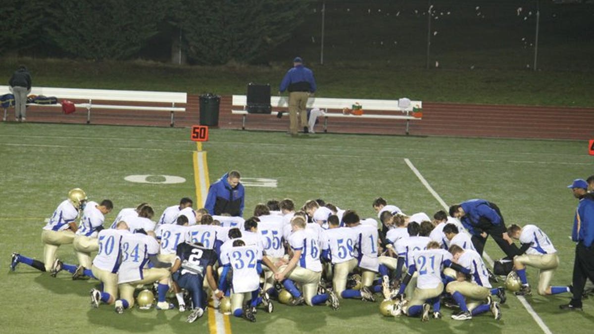 Coach Kennedy3 team prays