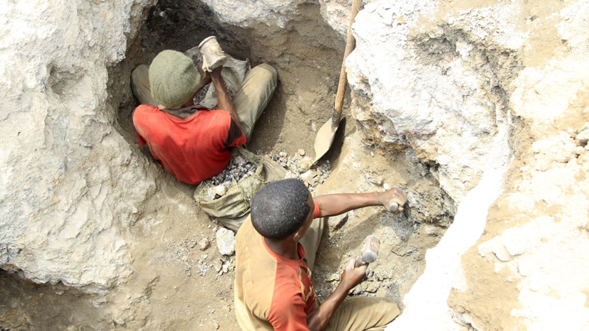 REFILE - CORRECTING SLUGArtisanal miners work at a cobalt mine-pit in Tulwizembe, Katanga province, Democratic Republic of Congo, November 25, 2015. Picture taken November 25, 2015. REUTERS/Kenny Katombe - RTX1XBGX