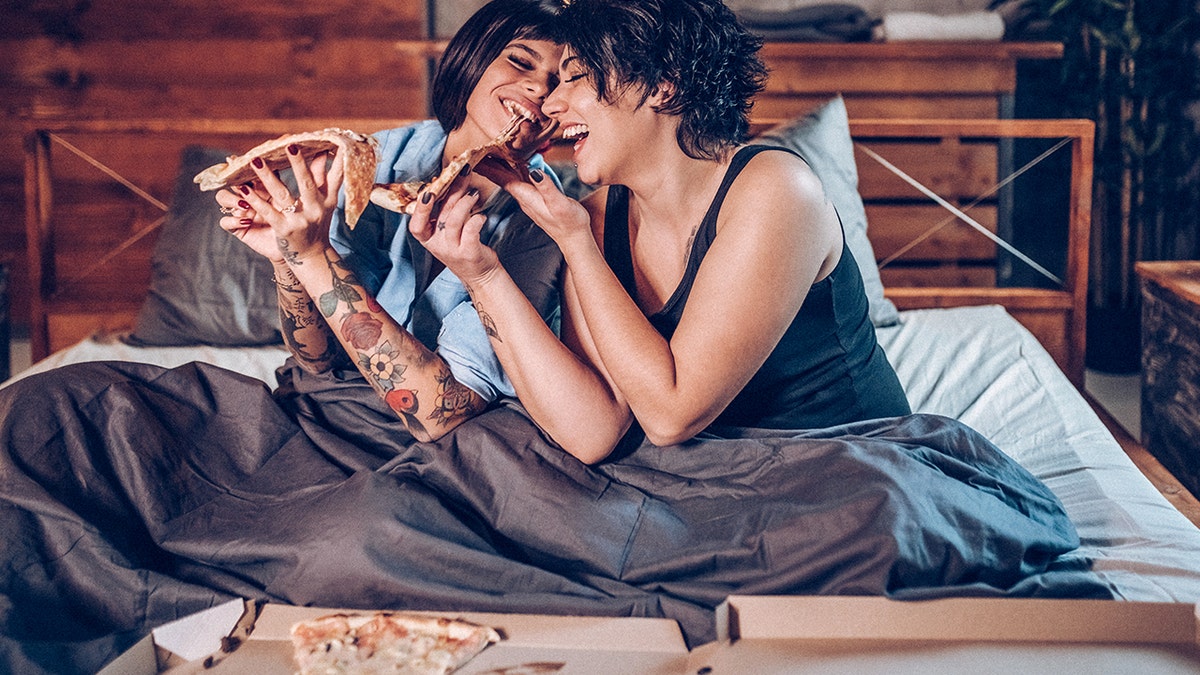 couple eating istock