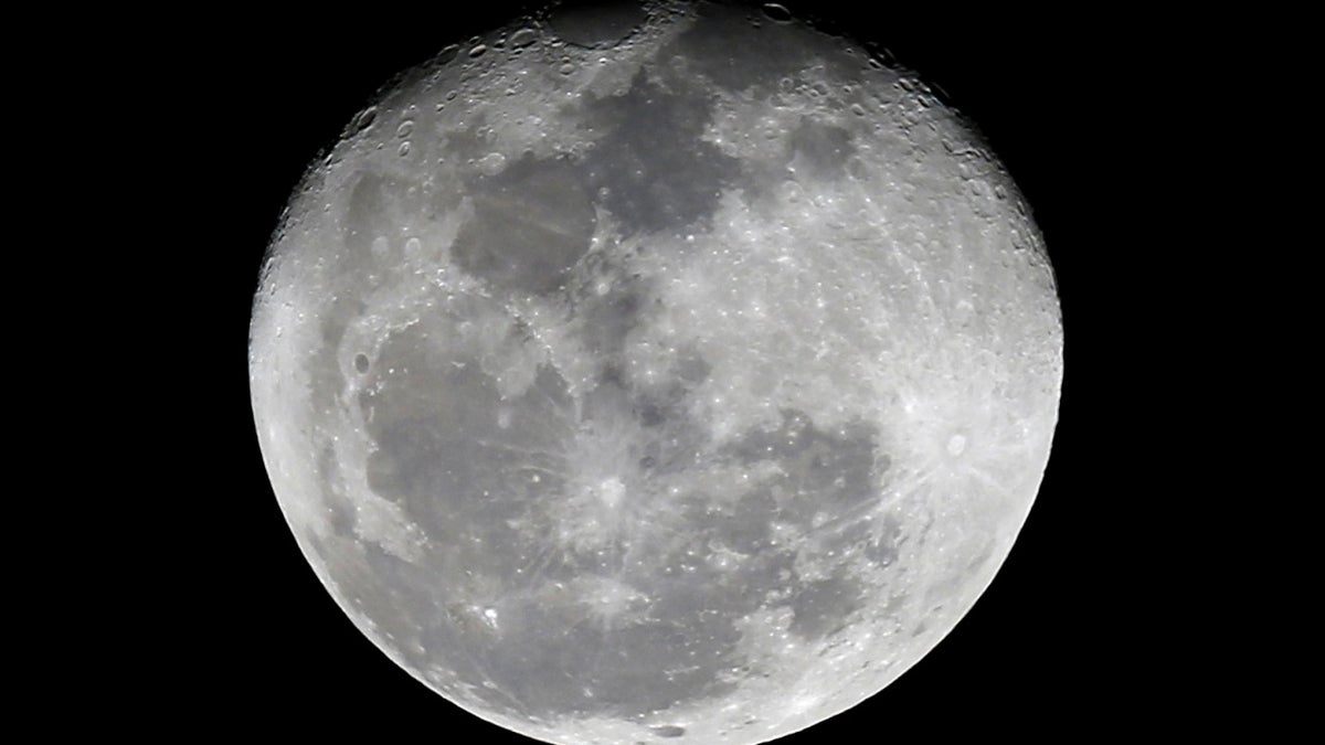 A full moon is seen over Mexico City, Mexico, November 5, 2017. REUTERS/Henry Romero - RC19E6A10170