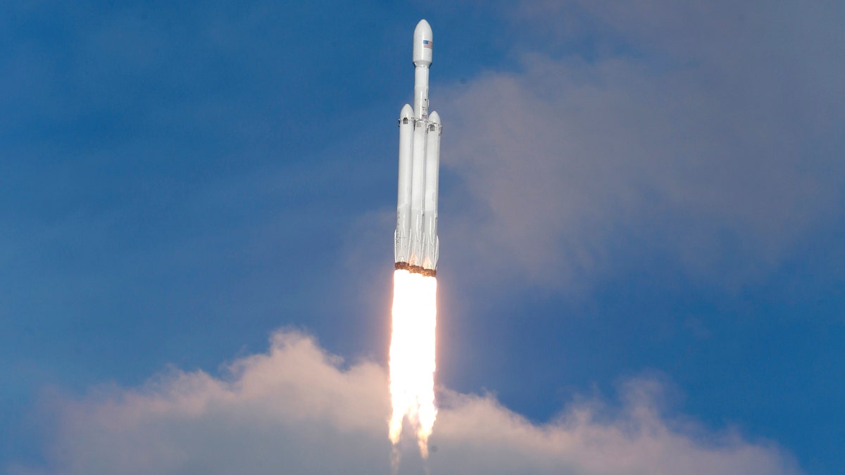 db90ecd0-SpaceXFalconHeavy