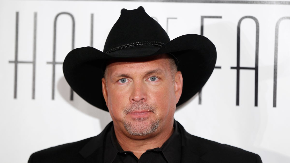 Singer Garth Brooks arrives for the Songwriters Hall of Fame awards in New York June 16, 2011.  REUTERS/Lucas Jackson (UNITED STATES - Tags: ENTERTAINMENT HEADSHOT) - RTR2NR81