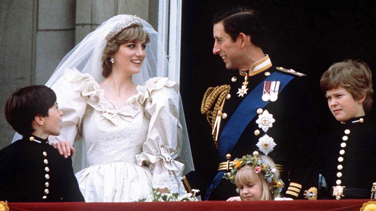 Prince Charles and Princess Diana stand on the balcony of Buckingham Palace in London, following their wedding at St. Pauls Cathedral, June 29, 1981.  REUTERS/Stringer - GM1DWEQSGEAA
