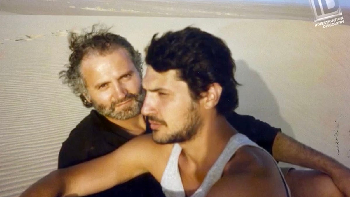 Opmerkelijk roddel analoog Gianni Versace's partner says he 'tried to scream' when he saw designer's body after brutal murder in new doc | Fox News Opmerkelijk roddel analoog Gianni Versace's partner says he 'tried to scream' when he saw designer's body after brutal murder in new doc | Fox News