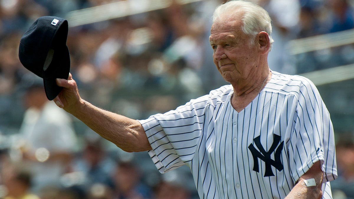 Former New York Yankees pitcher Don Larsen tips his cap during introductions for the 65th Old Timers' Day game before their MLB interleague baseball game with the Colorado Rockies at Yankee Stadium in New York, June 26, 2011. REUTERS/Ray Stubblebine  (UNITED STATES - Tags: SPORT BASEBALL) - GM1E76R0IVA01