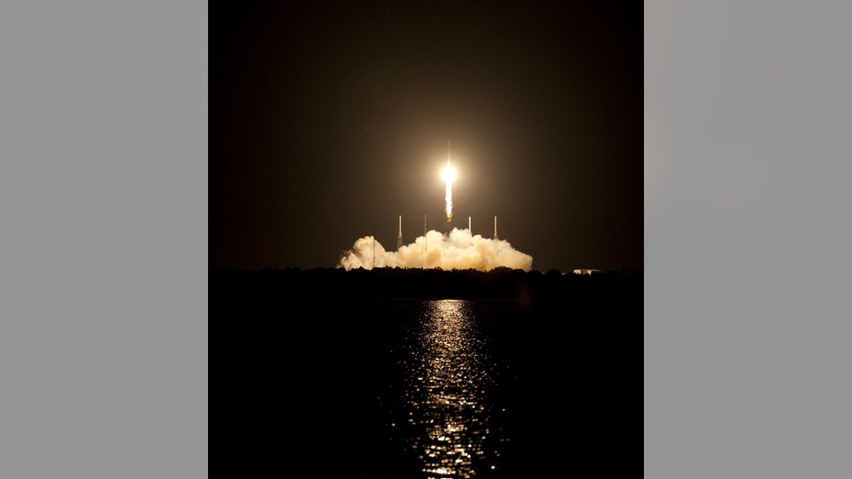 Cara Melihat Kapsul Naga SpaceX di Langit Malam
