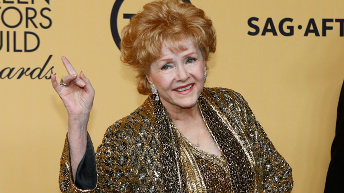 Actress Debbie Reynolds poses backstage after accepting her Lifetime Achievement awards at the 21st annual Screen Actors Guild Awards in Los Angeles, California January 25, 2015.  REUTERS/Mike Blake (UNITED STATES - Tags: ENTERTAINMENT) (SAGAWARDS-BACKSTAGE) - RTR4MVKC