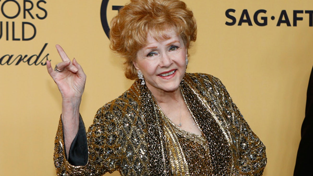 Actress Debbie Reynolds poses backstage after accepting her Lifetime Achievement awards at the 21st annual Screen Actors Guild Awards in Los Angeles, California January 25, 2015.  REUTERS/Mike Blake (UNITED STATES - Tags: ENTERTAINMENT) (SAGAWARDS-BACKSTAGE) - RTR4MVKC