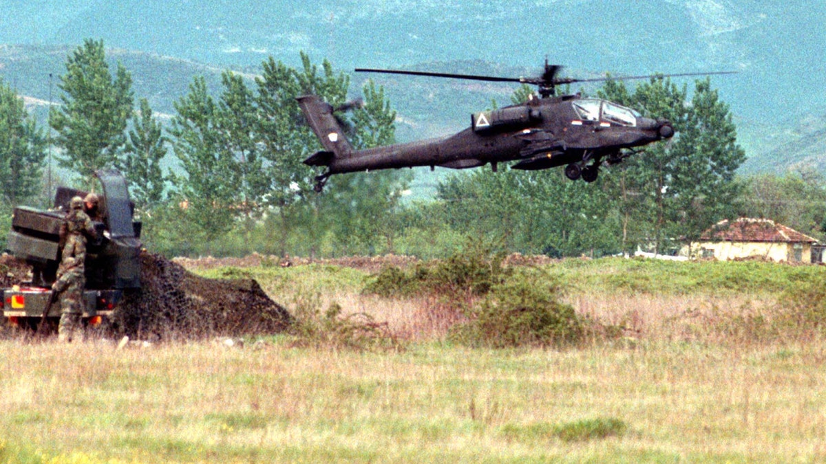 e0fedea4-Apache helicopter