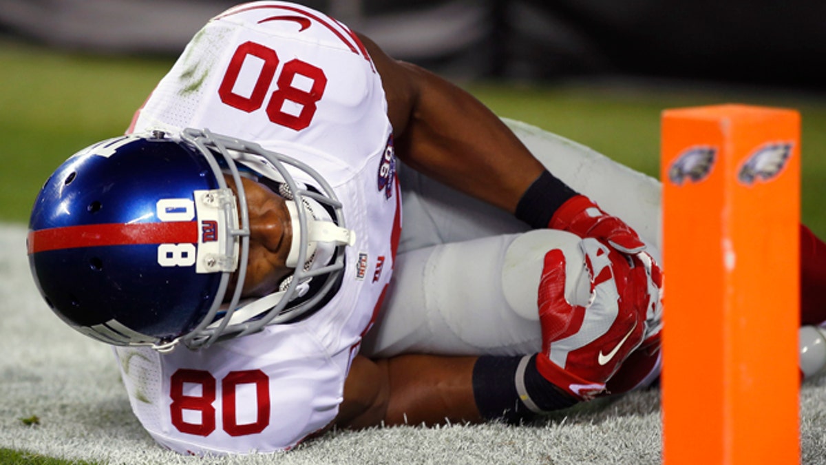 Down and out: Victor Cruz done for season as Eagles dismantle Giants, 27-0