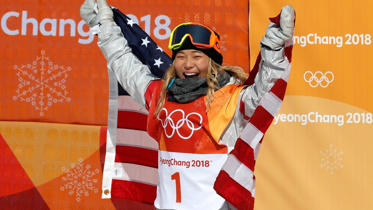 Snowboard - Jogos Olímpicos de Inverno de Pyeongchang 2018 - Finais de Halfpipe Feminino - Phoenix Snow Park - Pyeongchang, Coreia do Sul - 13 de fevereiro de 2018 - Chloe Kim dos EUA comemora sua vitória. REUTERS/Jorge Silva - DEVEE2D07MRXT