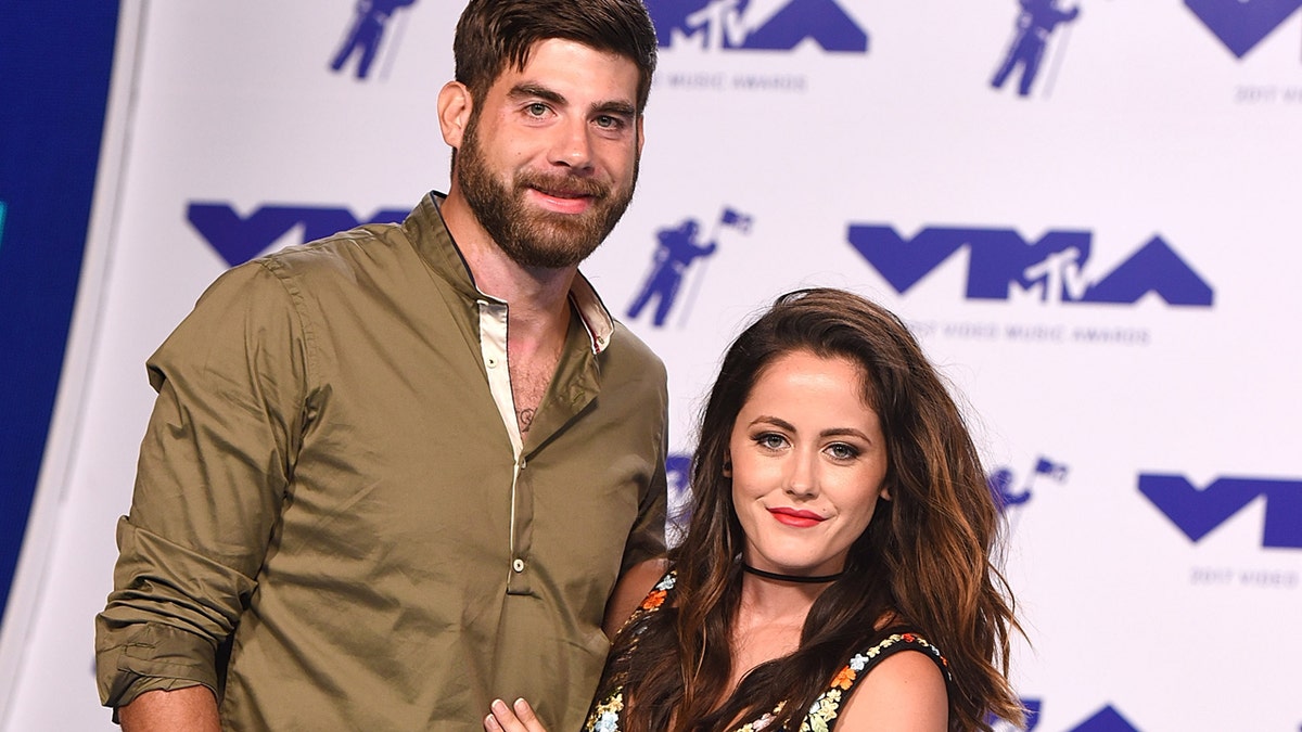 INGLEWOOD, CA - AUGUST 27:  David Eason and Jenelle Evans attends the 2017 MTV Video Music Awards at The Forum on August 27, 2017 in Inglewood, California.  (Photo by C Flanigan/Getty Images)