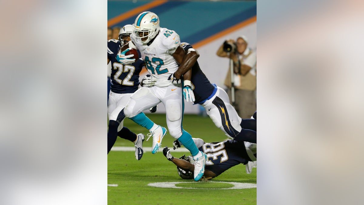 8241c79b-Chargers Dolphins Football
