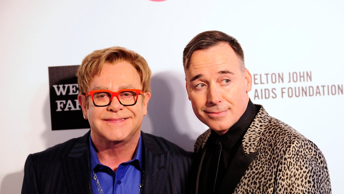 Musician Elton John (L) and his husband David Furnish arrive at the 2014 Elton John AIDS Foundation Oscar Party in West Hollywood, California March 2, 2014. REUTERS/Gus Ruelas (UNITED STATES TAGS: ENTERTAINMENT) (OSCARS-PARTIES) - RTR3FXFZ