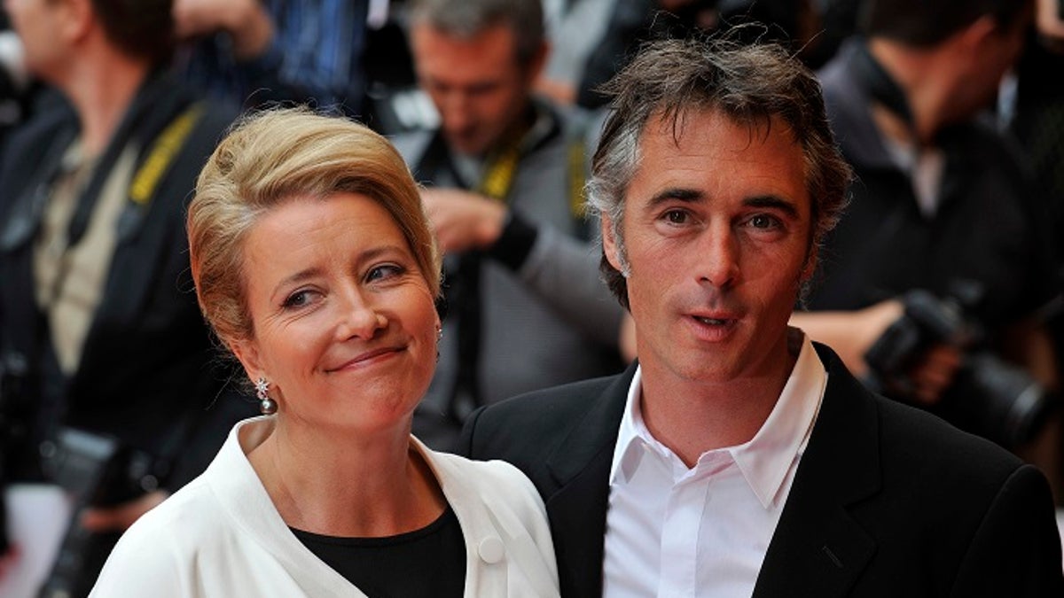 British actress Emma Thompson poses for photographers with husband Greg Wise at the premiere of her new film called 'Last Chance Harvey' in Leicester Square, London June 3, 2009. REUTERS/ Kieran Doherty (BRITAIN ENTERTAINMENT) - GM1E56404KH01