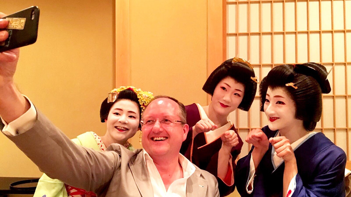geisha selfie