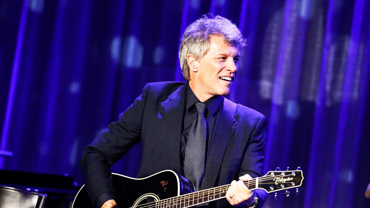Singer Jon Bon Jovi performs during the Clinton Global Citizen Award in New York, U.S., September 19, 2016. REUTERS/Eduardo Munoz - RTSOIJJ