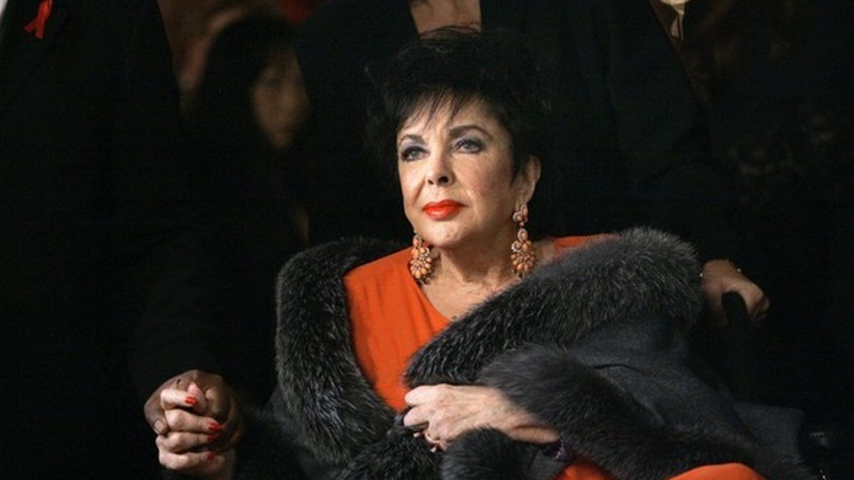 Elizabeth Taylor arrives for a play in Los Angeles in this December 1, 2007 file photo. Screen star Taylor has been admitted to a Los Angeles hospital to treat symptoms from congestive heart failure, her spokeswoman said February 11, 2011. REUTERS/Mario Anzuoni/Files (UNITED STATES - Tags: ENTERTAINMENT SOCIETY HEALTH)