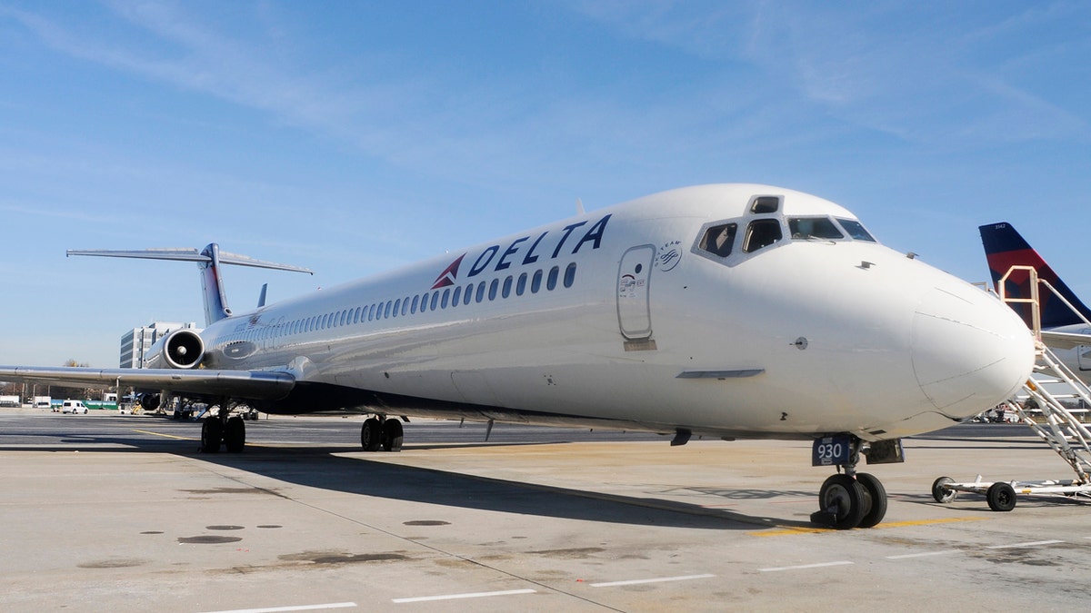 A Delta Airlines MD-88 at Hartsfield-Jackson International Airport in Atlanta , Georgia, December 9, 2011. REUTERS/Tami Chappell (UNITED STATES) - RTR2VH7N