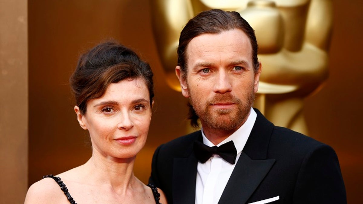 Actor Ewan McGregor and his wife Eve Mavrakis arrive at the 86th Academy Awards in Hollywood, California March 2, 2014.   REUTERS/Lucas Jackson (UNITED STATES - Tags: ENTERTAINMENT) (OSCARS-ARRIVALS) - GM1EA330TAN01