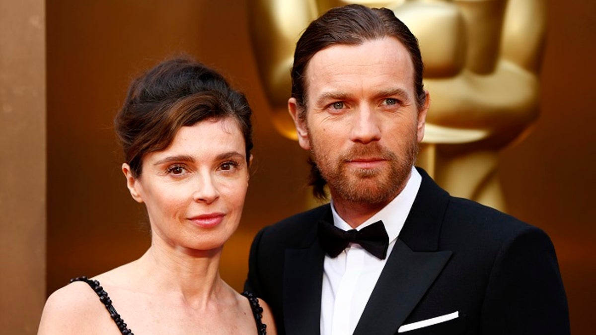 Actor Ewan McGregor and his wife Eve Mavrakis arrive at the 86th Academy Awards in Hollywood, California March 2, 2014.   REUTERS/Lucas Jackson (UNITED STATES - Tags: ENTERTAINMENT) (OSCARS-ARRIVALS) - GM1EA330TAN01