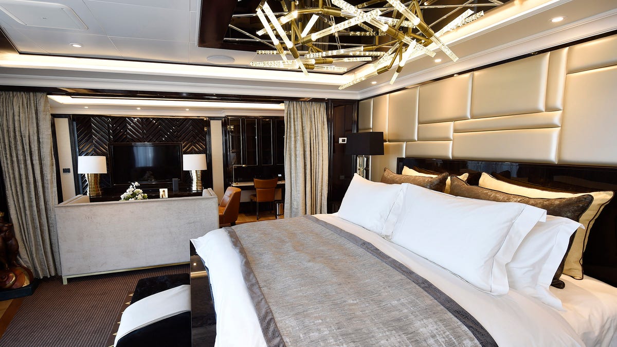cruise bedroom