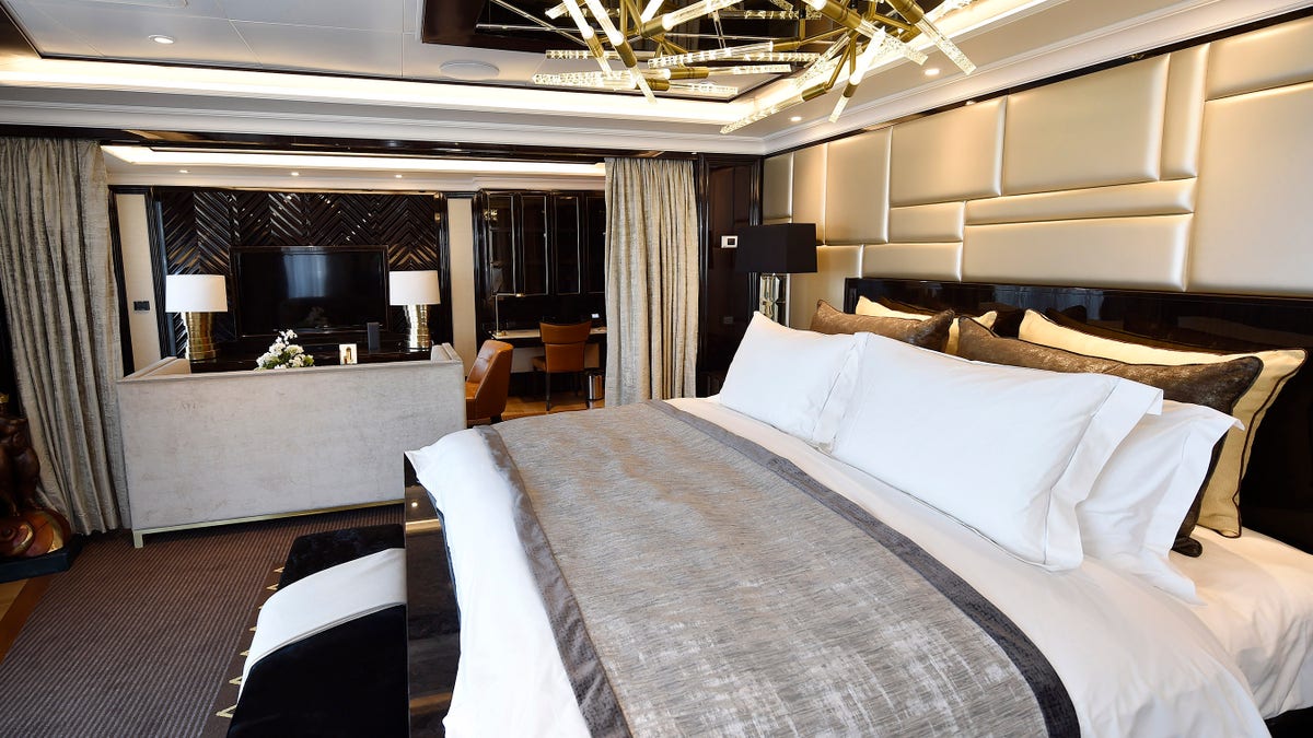 cruise bedroom