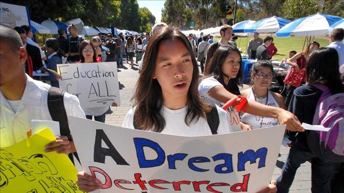 Pro-immigrant Groups Laud Suspension of Secure Communities, Passage of DREAM Act in Illinois Fox News