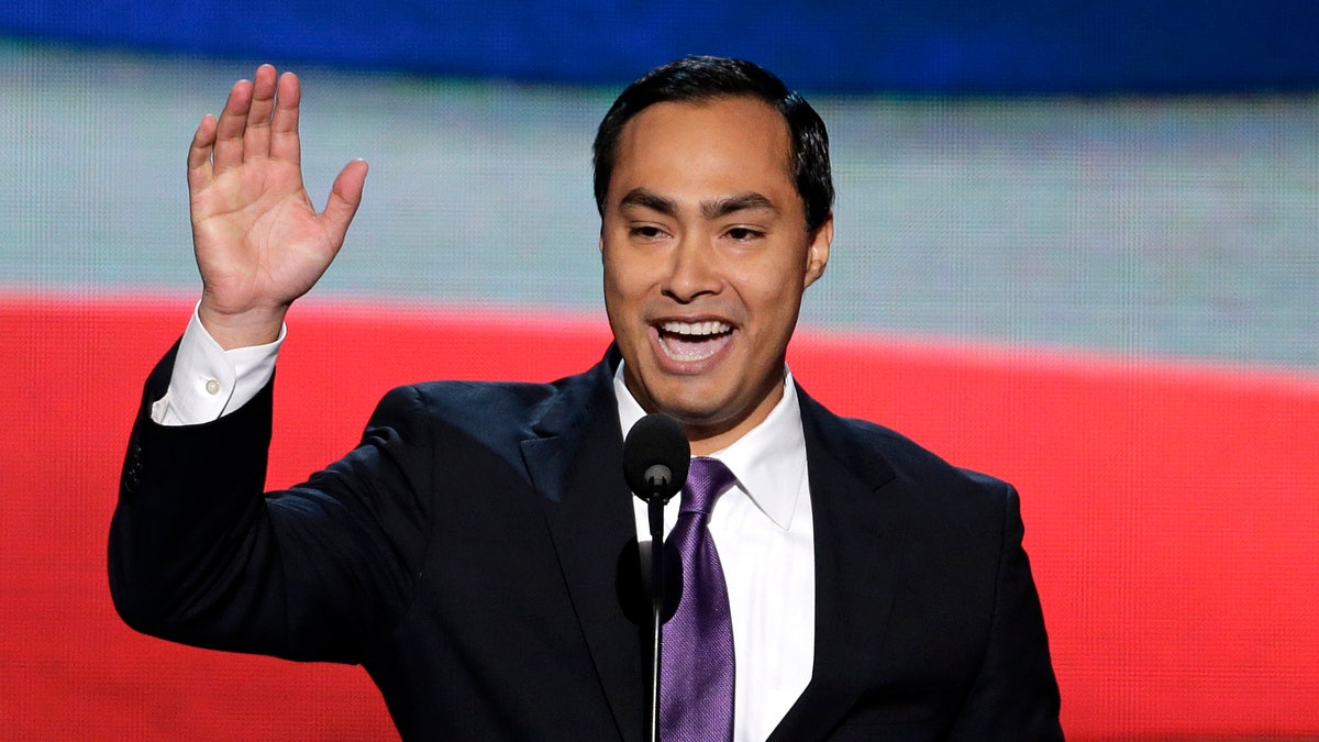 En esta foto del martes 4 de septiembre de 2012, Joaquín Castro presenta a su hermano, el alcalde de San Antonio, Julián Castro, ante la Convención Nacional Demócrata en Charlotte, Carolina del Norte  (AP Foto/J. Scott Applewhite, archivo)