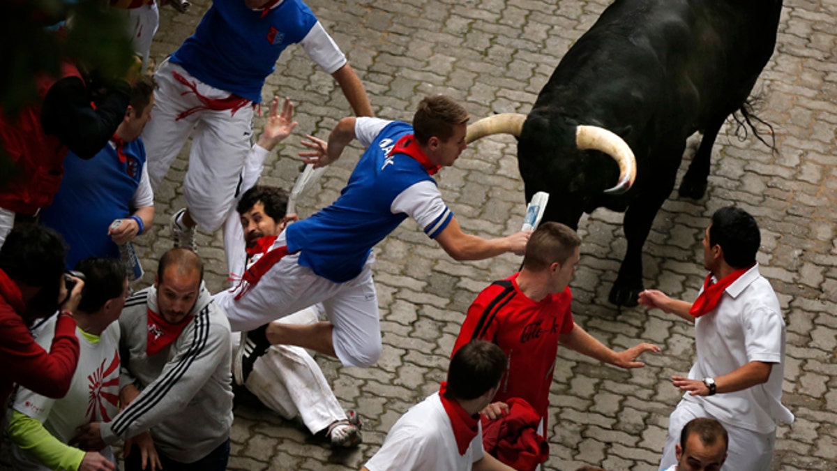 Oh, ironisnya: rekan penulis buku panduan Amerika tentang menjalankan banteng di Pamplona