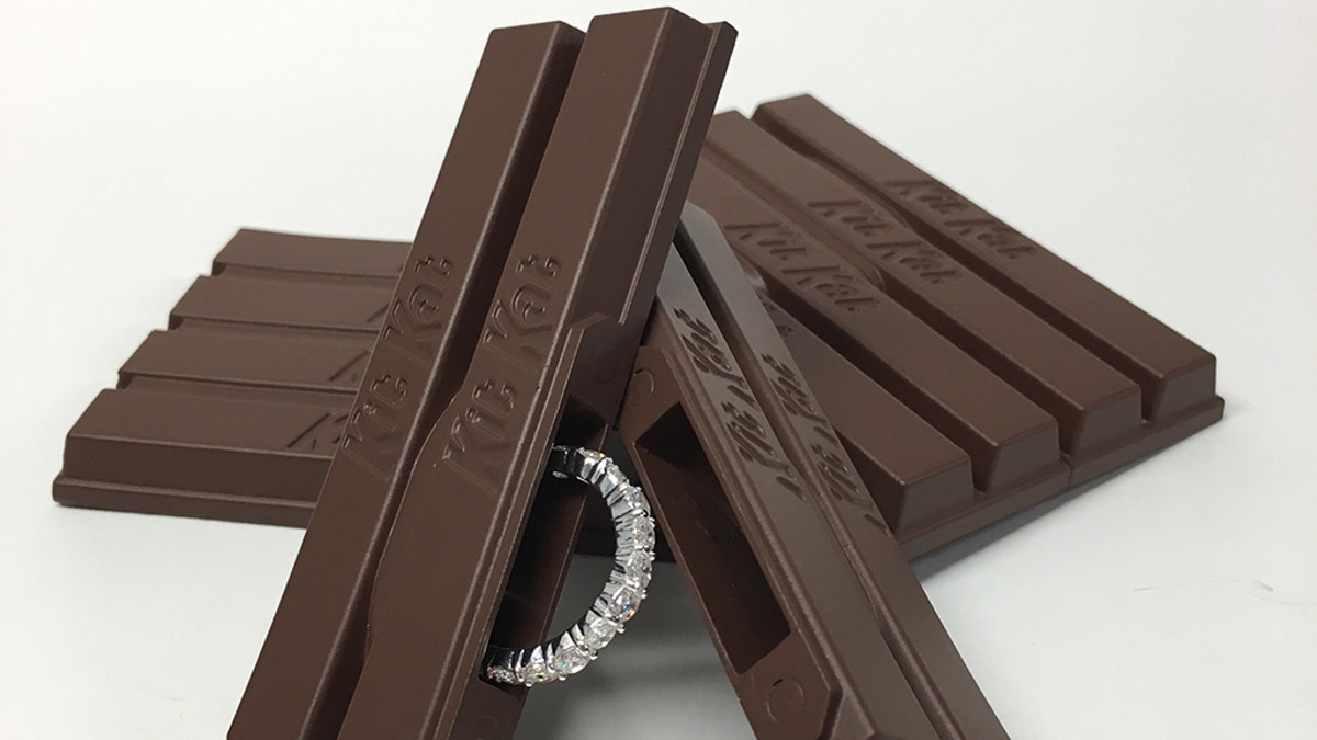 lavendel ål Ældre borgere Man slammed by internet for eating Kit Kat 'wrong' proposes to girlfriend  with Kit Kat-shaped box | Fox News