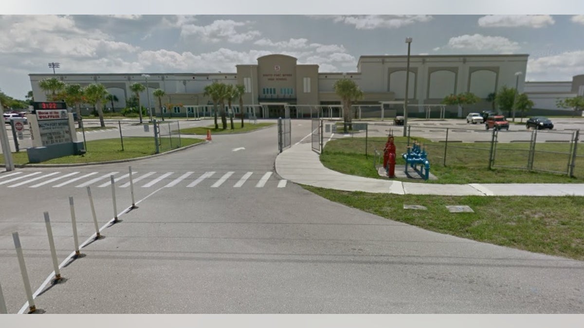 Video yang tampaknya ditampilkan seks di kamar mandi sekolah menengah