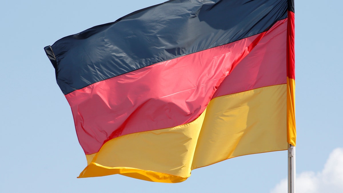 De Duitse nationale vlag is te zien op een zonnige dag omringd door enkele wolken bij de kanselarij in Berlijn, Duitsland, 29 april 2016. REUTERS/Fabrizio Bensch - RTX2C625