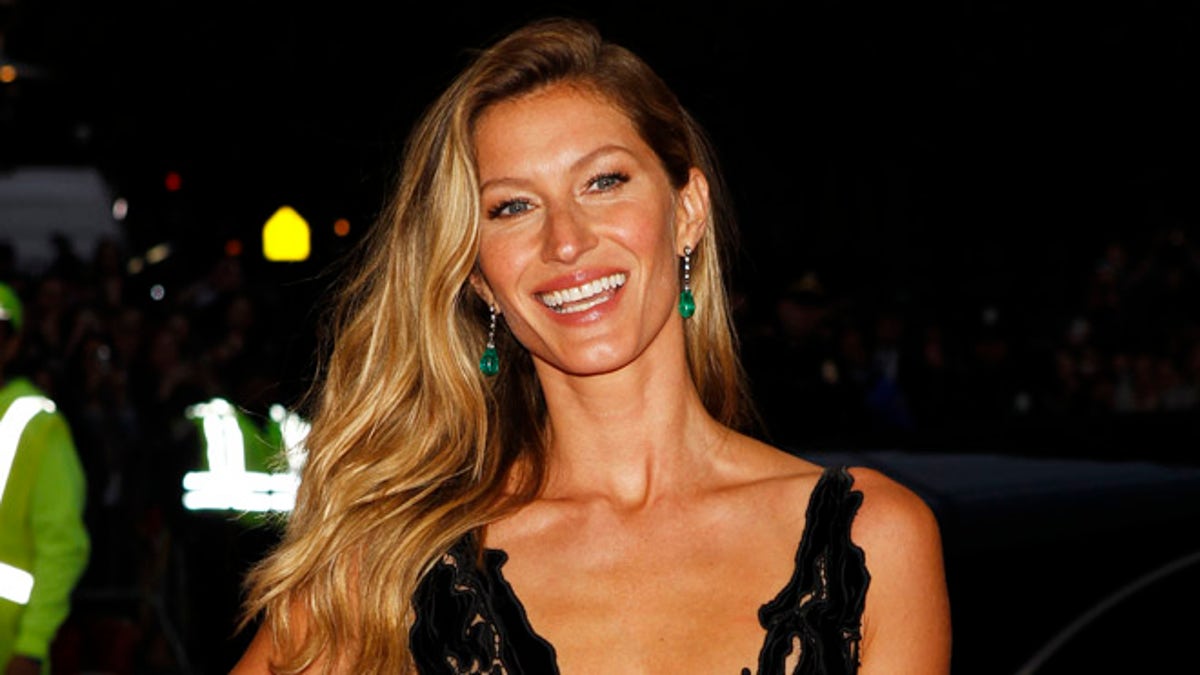 Model Gisele Bundchen arrives at the Metropolitan Museum of Art Costume Institute Gala Benefit celebrating the opening of "Charles James: Beyond Fashion" in Upper Manhattan, New York May 5, 2014. REUTERS/Carlo Allegri (UNITED STATES - Tags: ENTERTAINMENT FASHION) - RTR3NXEE