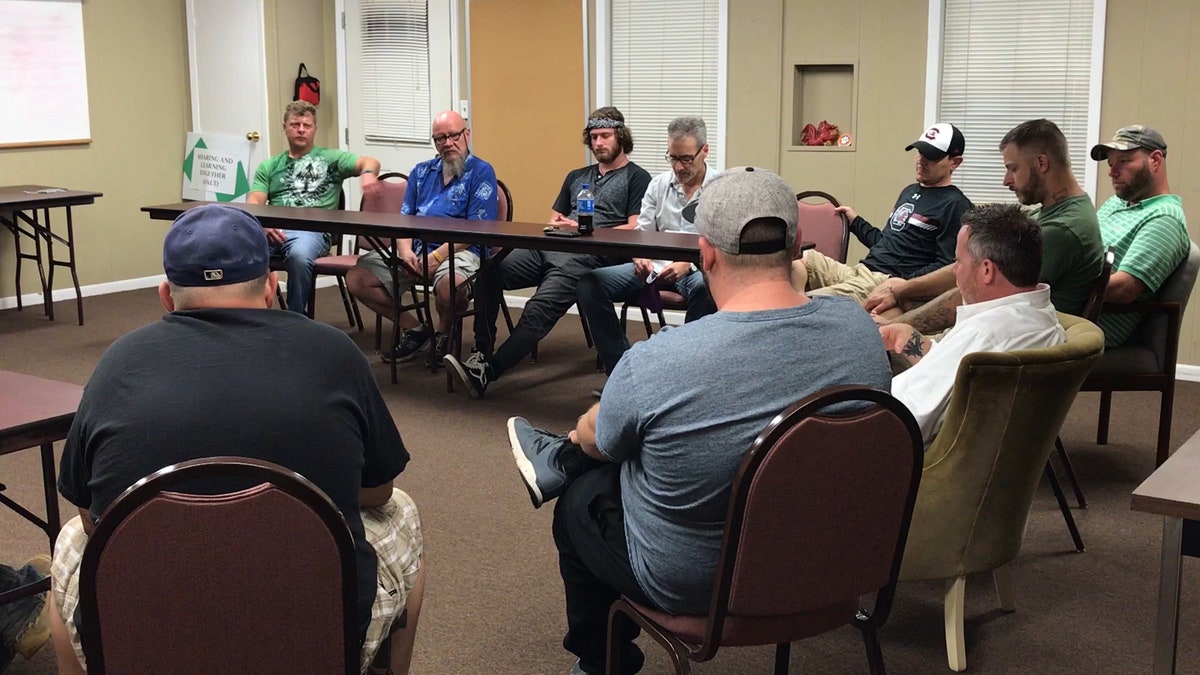 Gereja Carolina Selatan menggunakan Alkitab dan doa untuk membantu orang percaya melawan kecanduan opioid