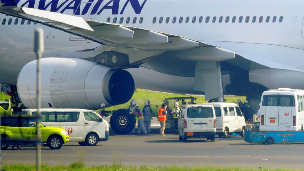 A Hawaiian Airlines aircraft undergoes maintenance in Tokyo, July 18, 2016. (Reuters)