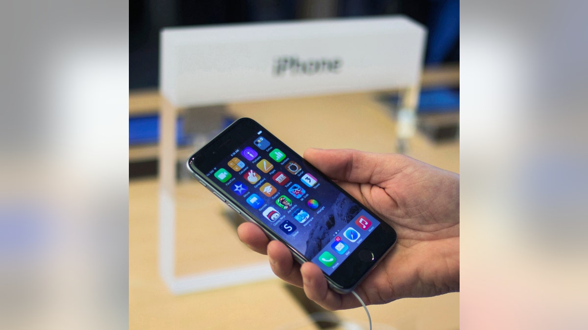 1617383a-APPLE-IPHONE